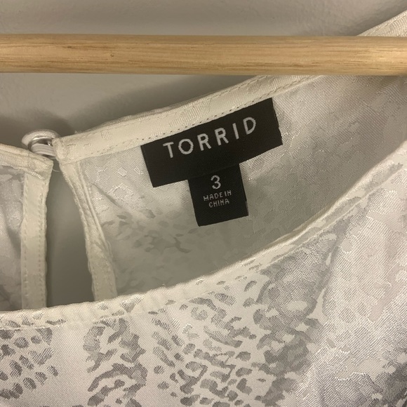 3/20$ Torrid size 3 white “snake skin” embossed blouse. - Picture 3 of 5